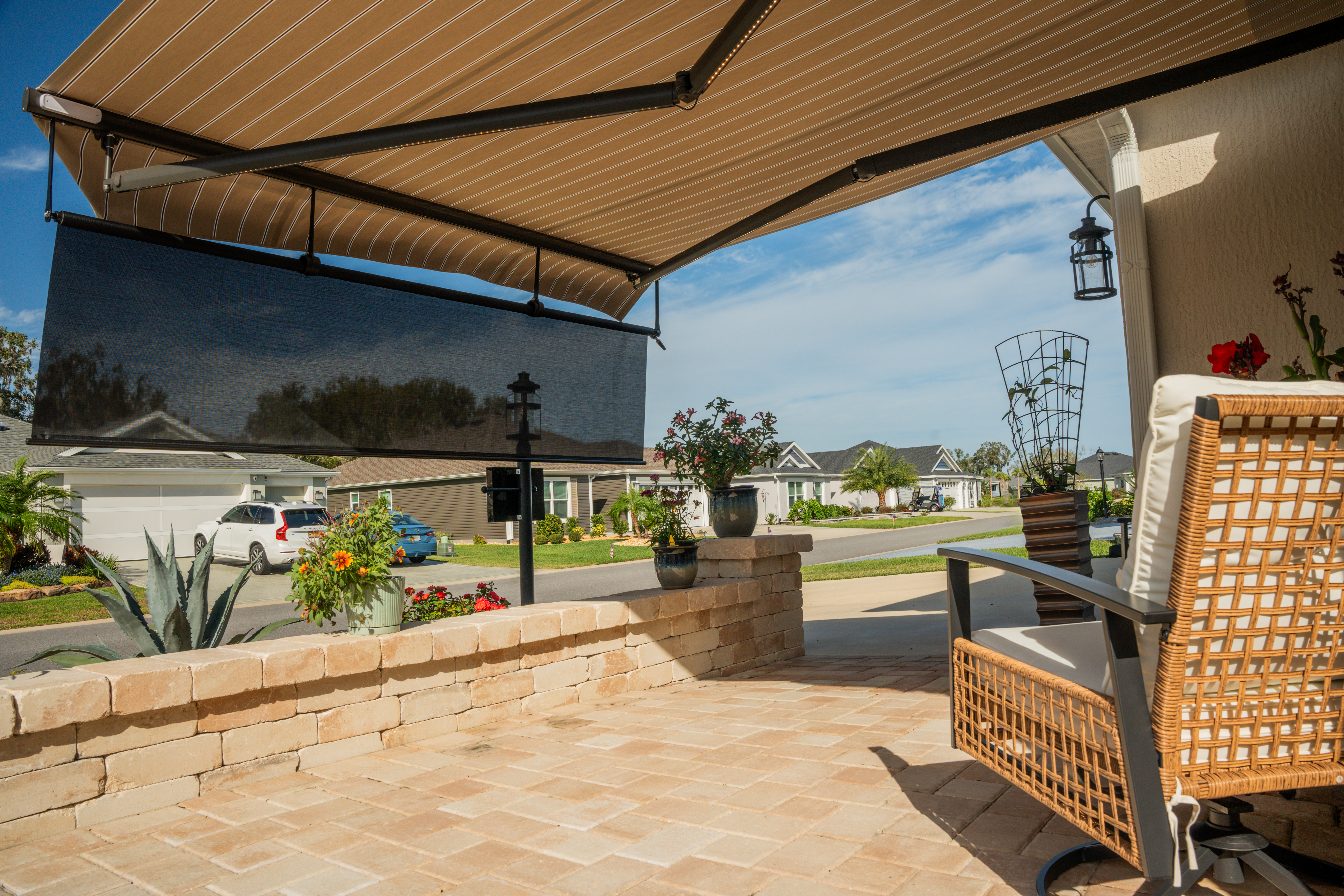 Awning-Crossarm-BronzeHousing-PuttyRegimentalFabric-Extended-FrontScreen