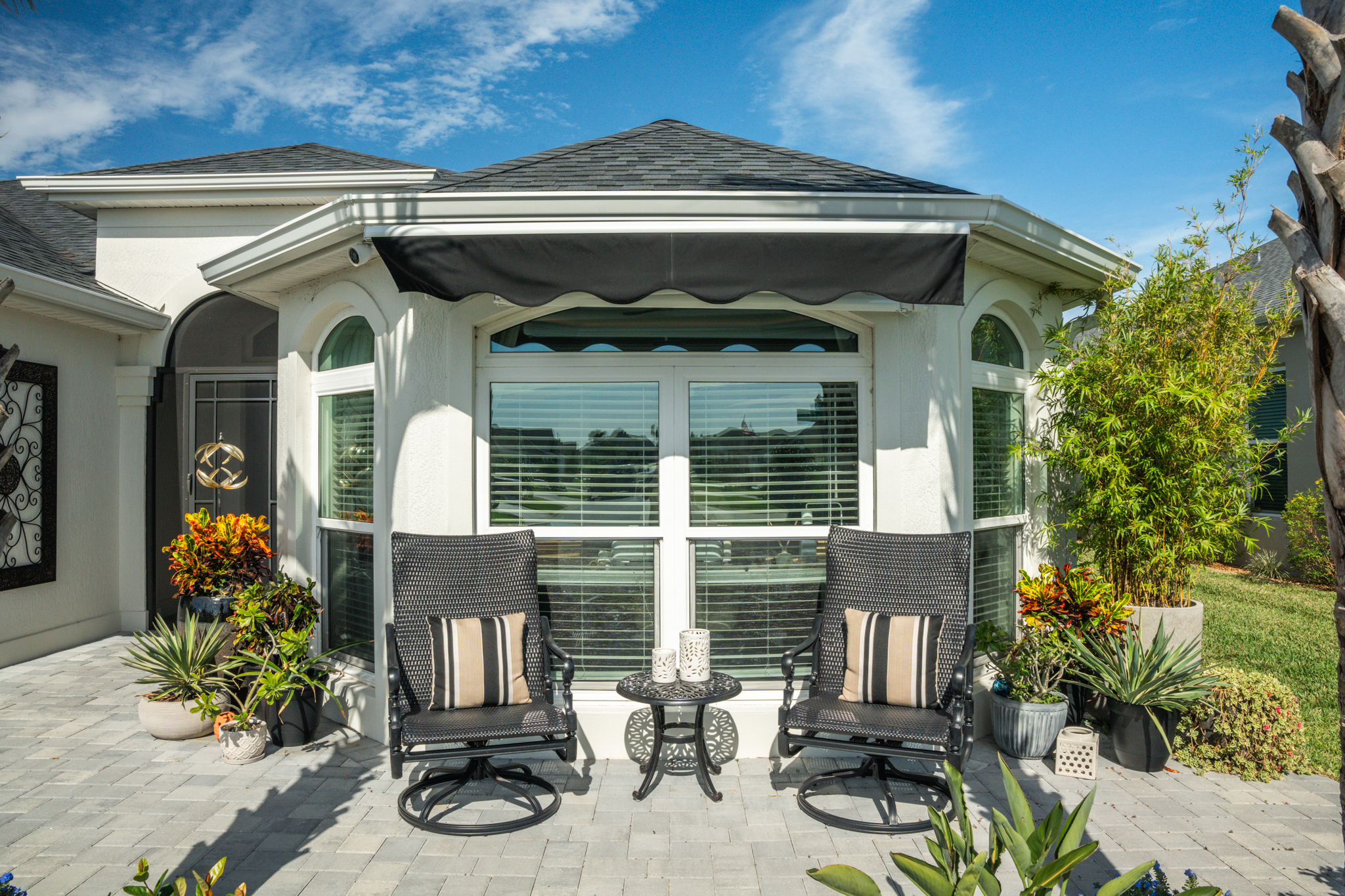 Awning-Crossarm-WhiteHousing-BlackFabric-Scallop-Closed