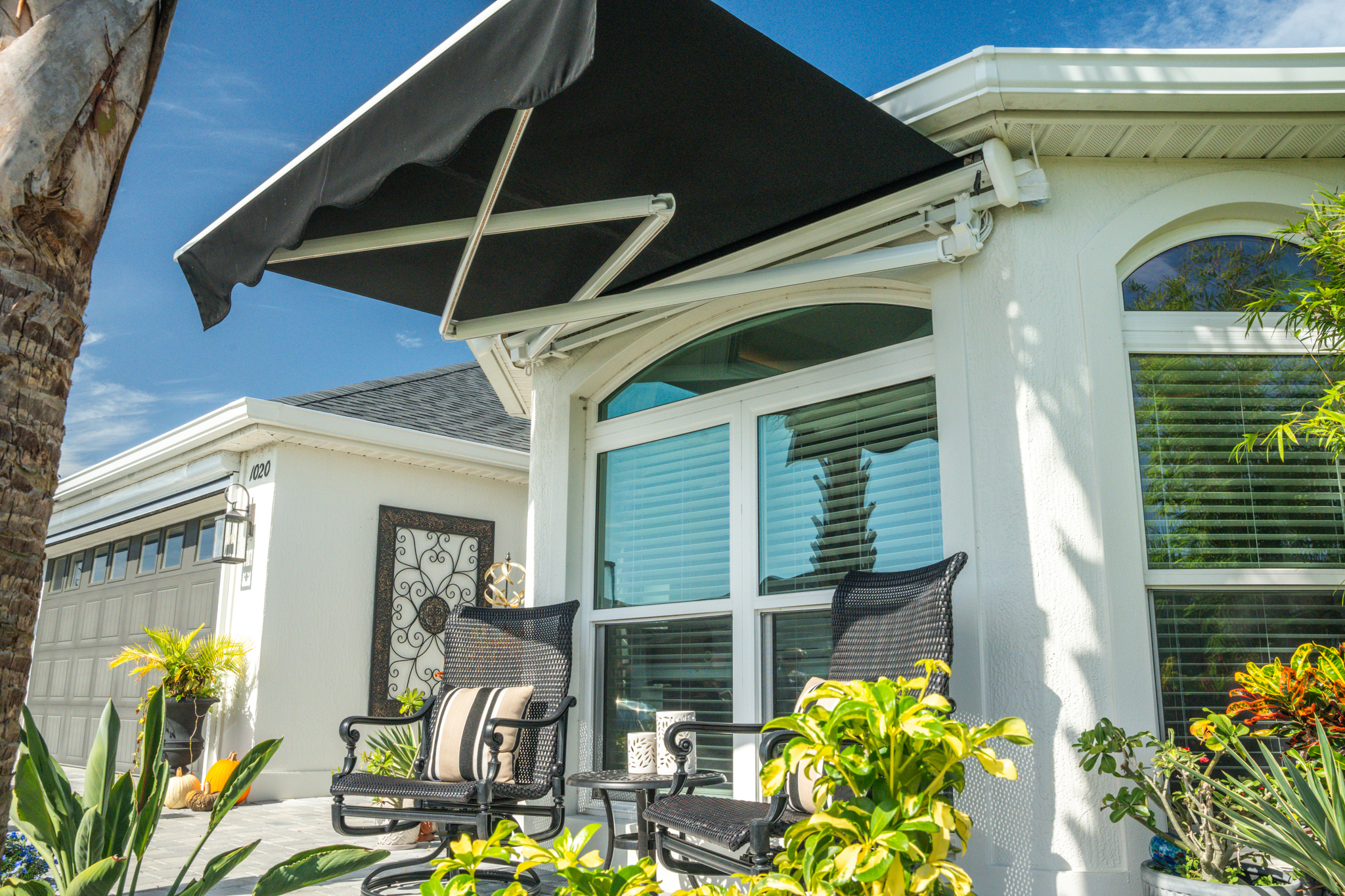 Awning-Crossarm-WhiteHousing-BlackFabric-Scallop-PartiallyExtended
