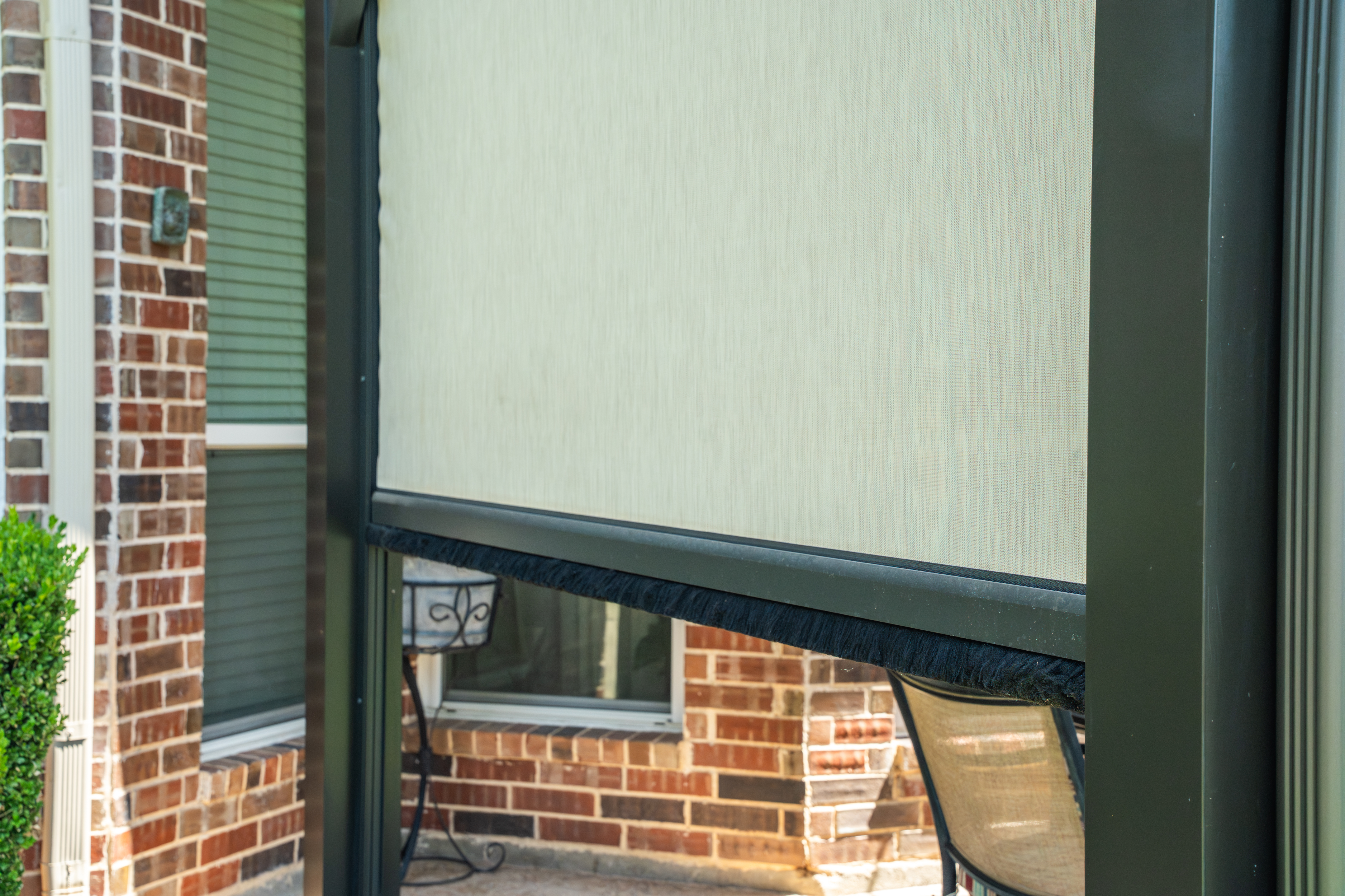 Residential-Solar-Screens-Pergola-Enclosure-Patio-Closeup-View-2
