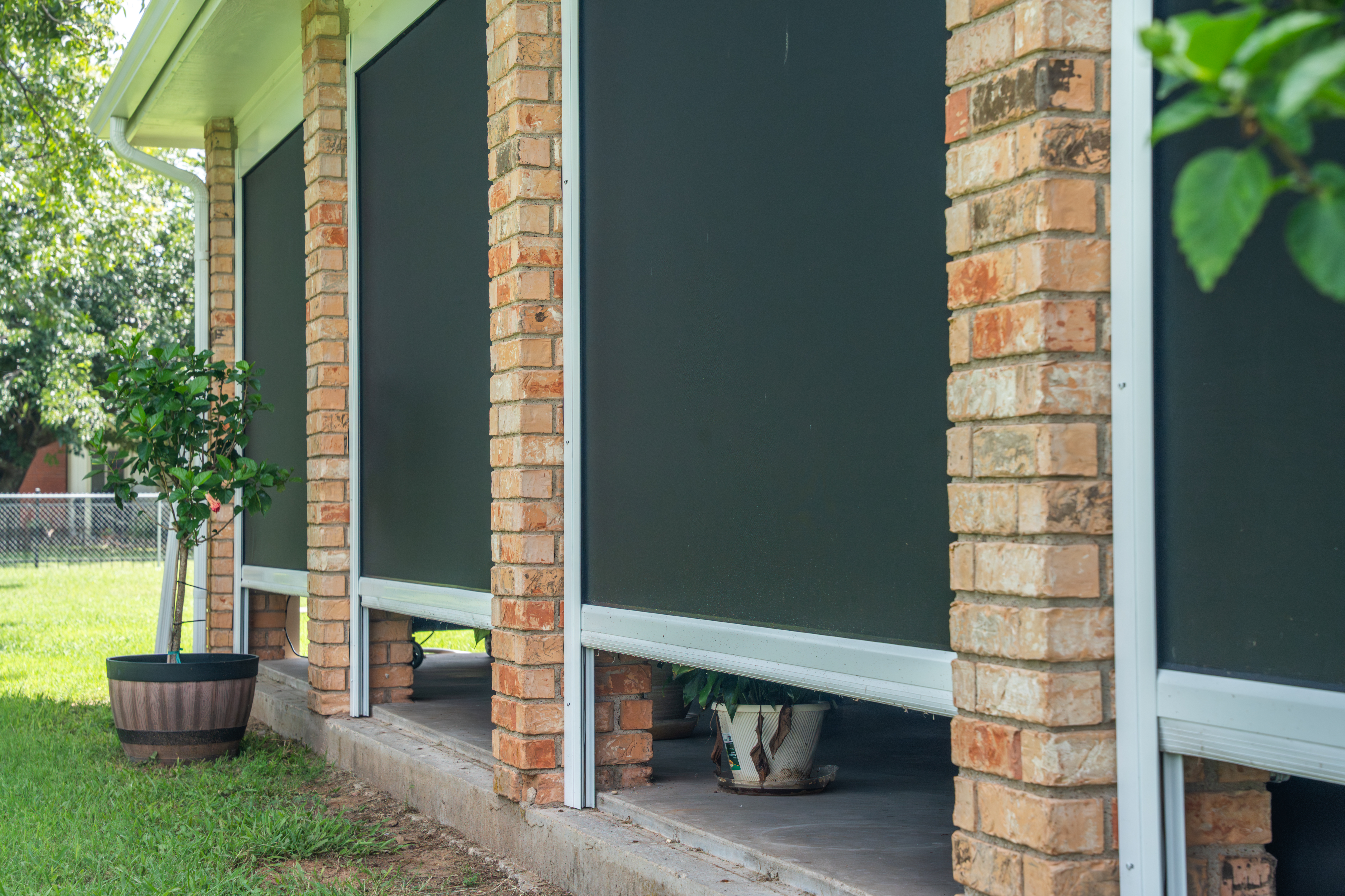 Screens-Residential-Patio-Black-RedBrick-CloseupView