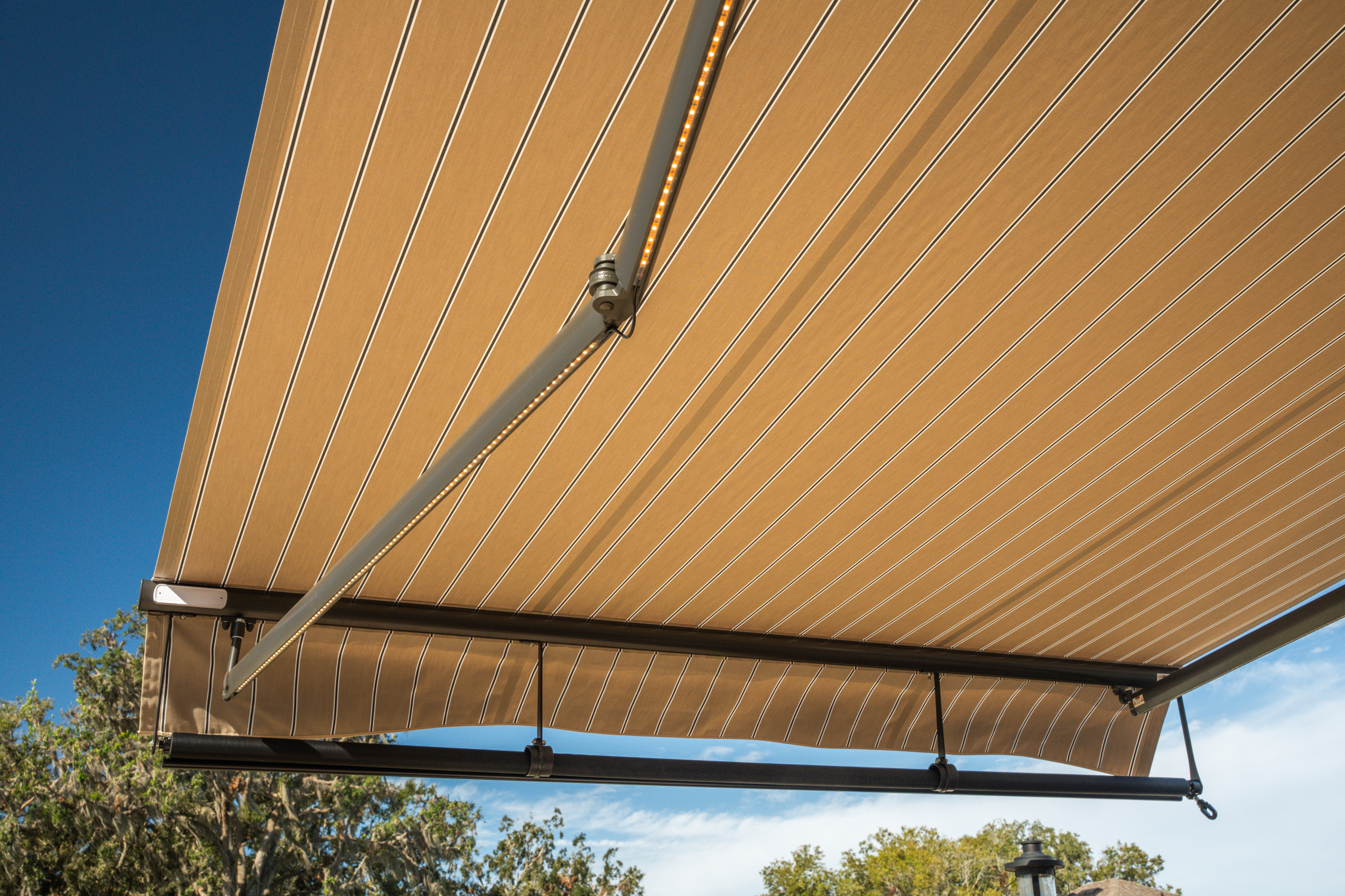 Awning-BronzeHousing-PuttyRegimentalFabric-Extended-FrontScreen-Wind-Sensor-DSC05962