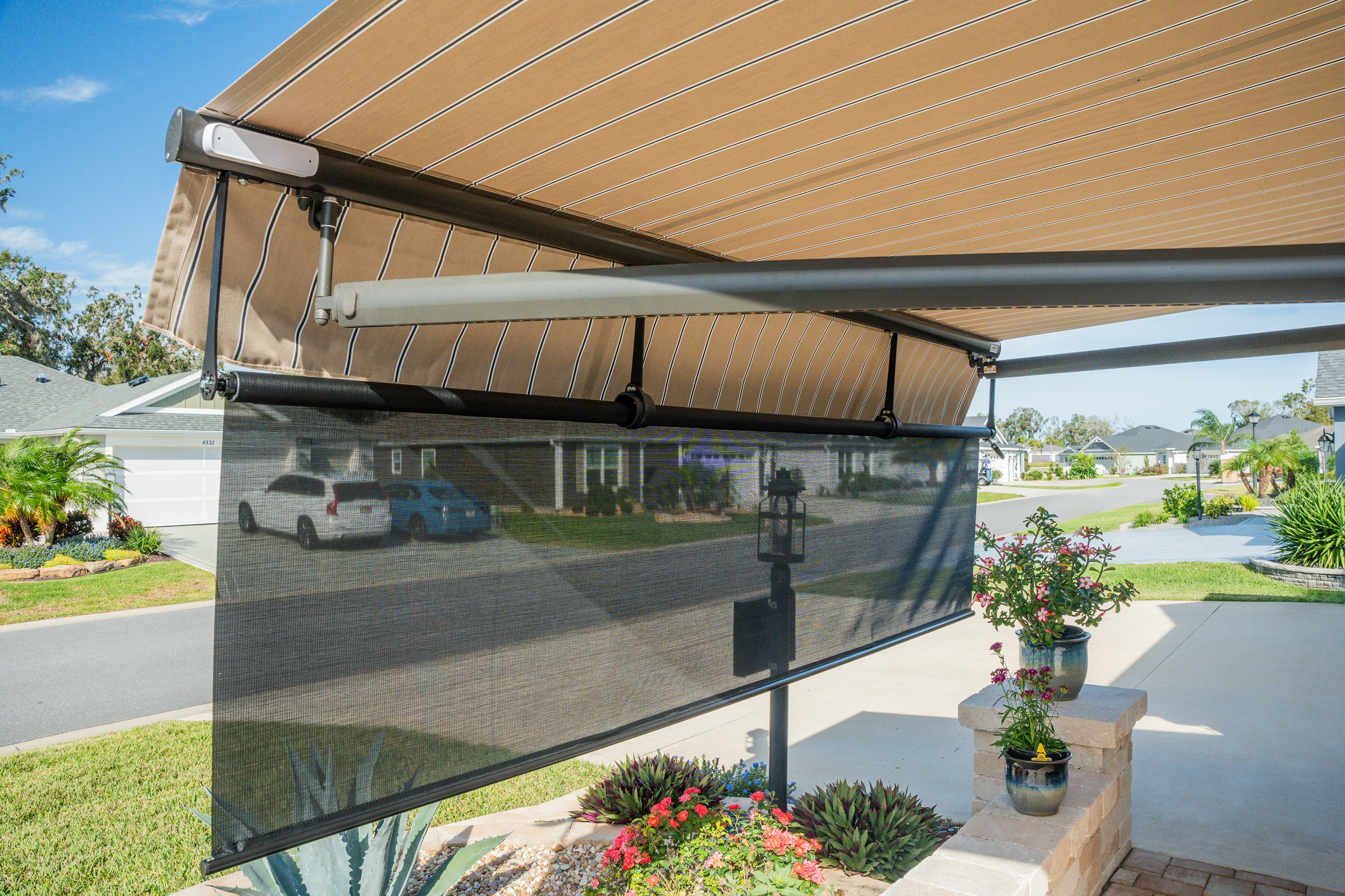 Awning-Crossarm-BronzeHousing-PuttyRegimentalFabric-Extended-FrontScreen-Wind-Sensor-DSC05968