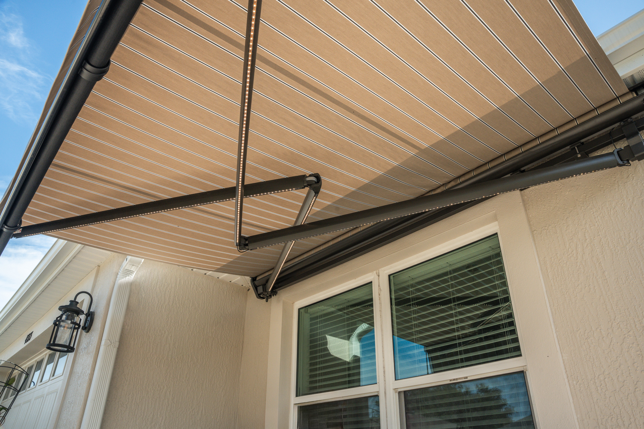 Awning-Crossarm-BronzeHousing-PuttyRegimentalFabric-DSC05979